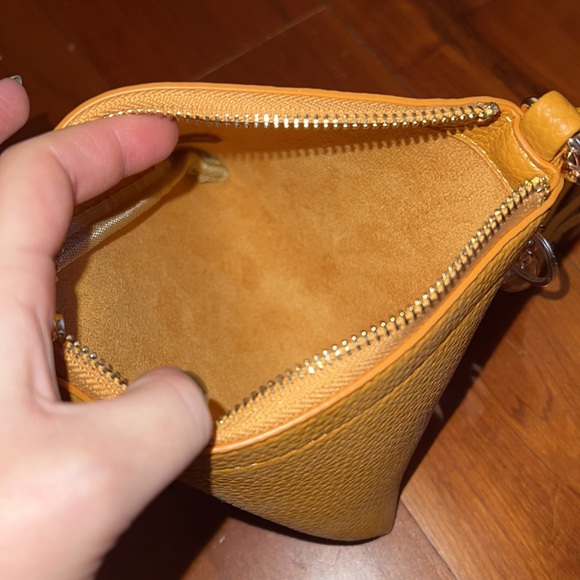 Leather triangle purse with tassel - Picture 2 of 4